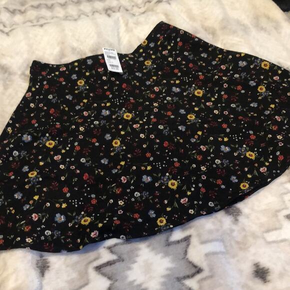 NWT ivy and main floral A-line shirt size S 96% polyester 4% spandex  - Picture 3 of 5